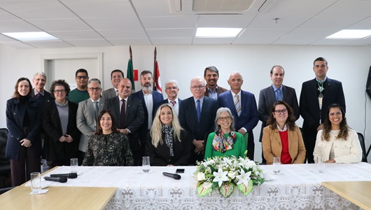 No encerramento da cerimônia, os representantes das duas instituições e os membros da Diretoria Executiva e da Comissão de Educação do CRMV-SP se confraternizaram, posando juntos