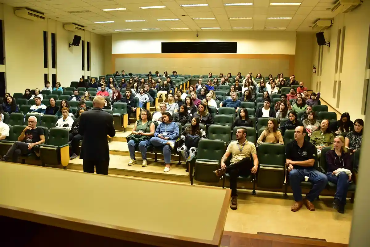 Prof. Visitin (diretor) palestra aos visitantes